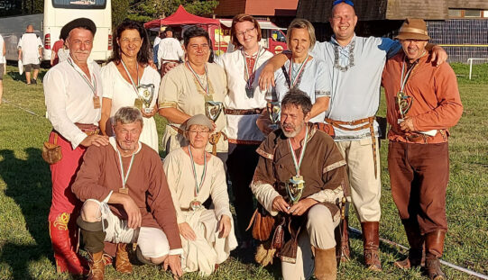 A tradicionális sportok egyik kiemelkedő ágát képviseli a Nyílegyenes Íjász Club